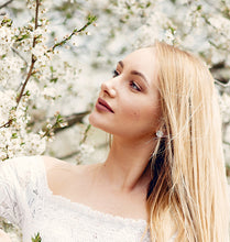 Load image into Gallery viewer, Close-up of a blond-haired woman